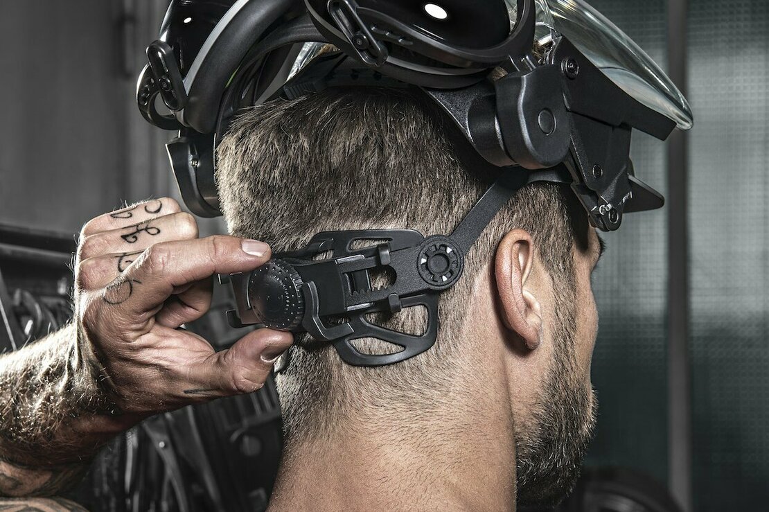 uvex pheos faceguard komfortabler Gesichtsschutz Das Visier wird stufenlos arretiert und liegt in seiner Ruheposition sehr zentral über dem Kopf.