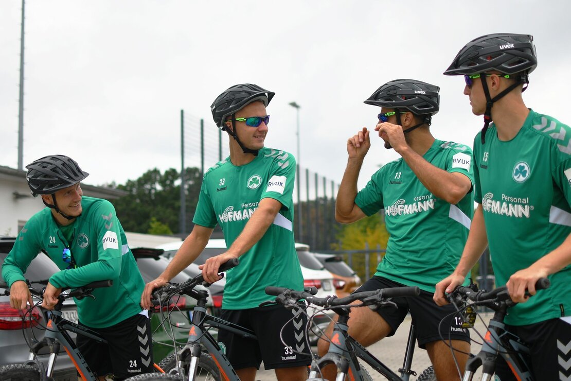 To be well protected on the way to their soccer training, the players of the SPVGG have received uvex bike helmets and glasses. Greuther-Fürth-Spieler-SPVGG-mit-uvex-helm-und-brillen-auf-dem-weg-zum-fussballtraining