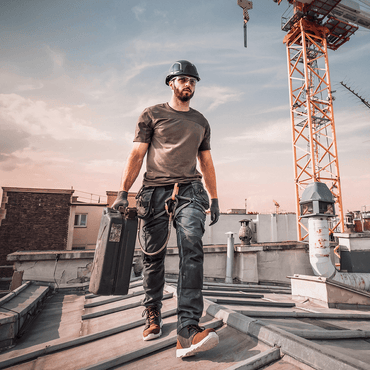 Artisan portant des chaussures de sécurité Heckel sur un chantier