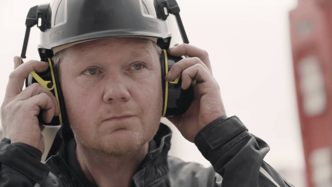 Earmuffs vs. Earplugs | How do I find the right hearing protection? Earmuffs vs. Earplugs | How do I find the right hearing protection?