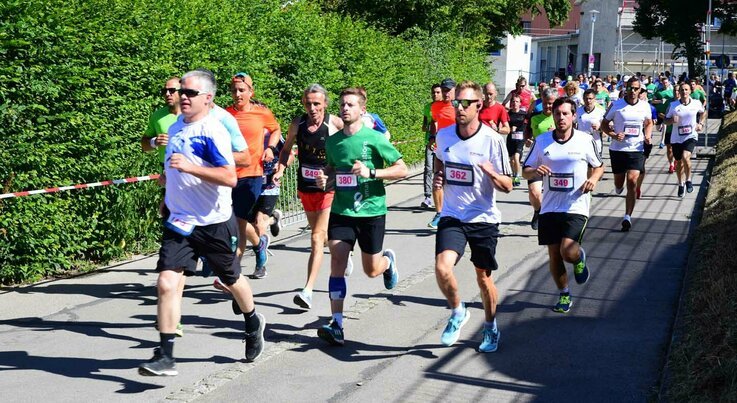 Läufer-beim-Ansbacher-Netzwerklauf-uvex-group-Mitarbeiter-im Trikot