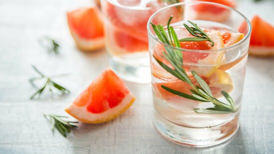 infused-water-wasser-mit-grapefruit-und-rosmarin