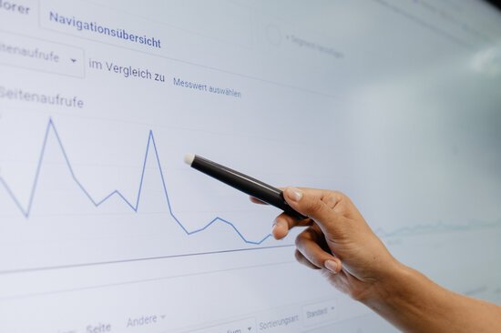Ein Bildschirm zeigt grafisch die Seitenaufrufe der uvex group Website