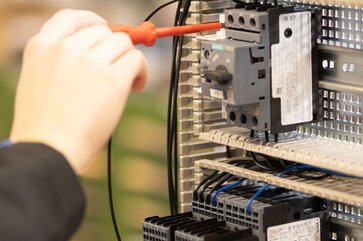 Ausbildung-Elektroniker-vor-Schaltkasten-uvexgroup