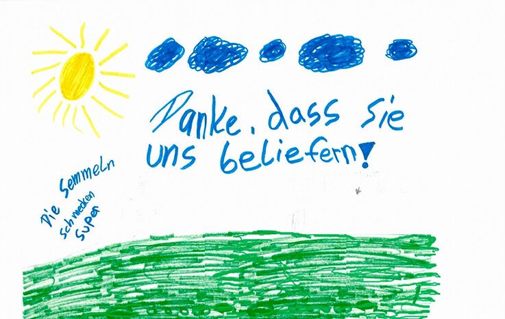 Mit einem gemalten Bild bedanken sich Kinder bei der Rainer Winter Stiftung.