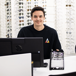 leon-augenoptiker-auszubildender-uvex-bei-der-arbeit