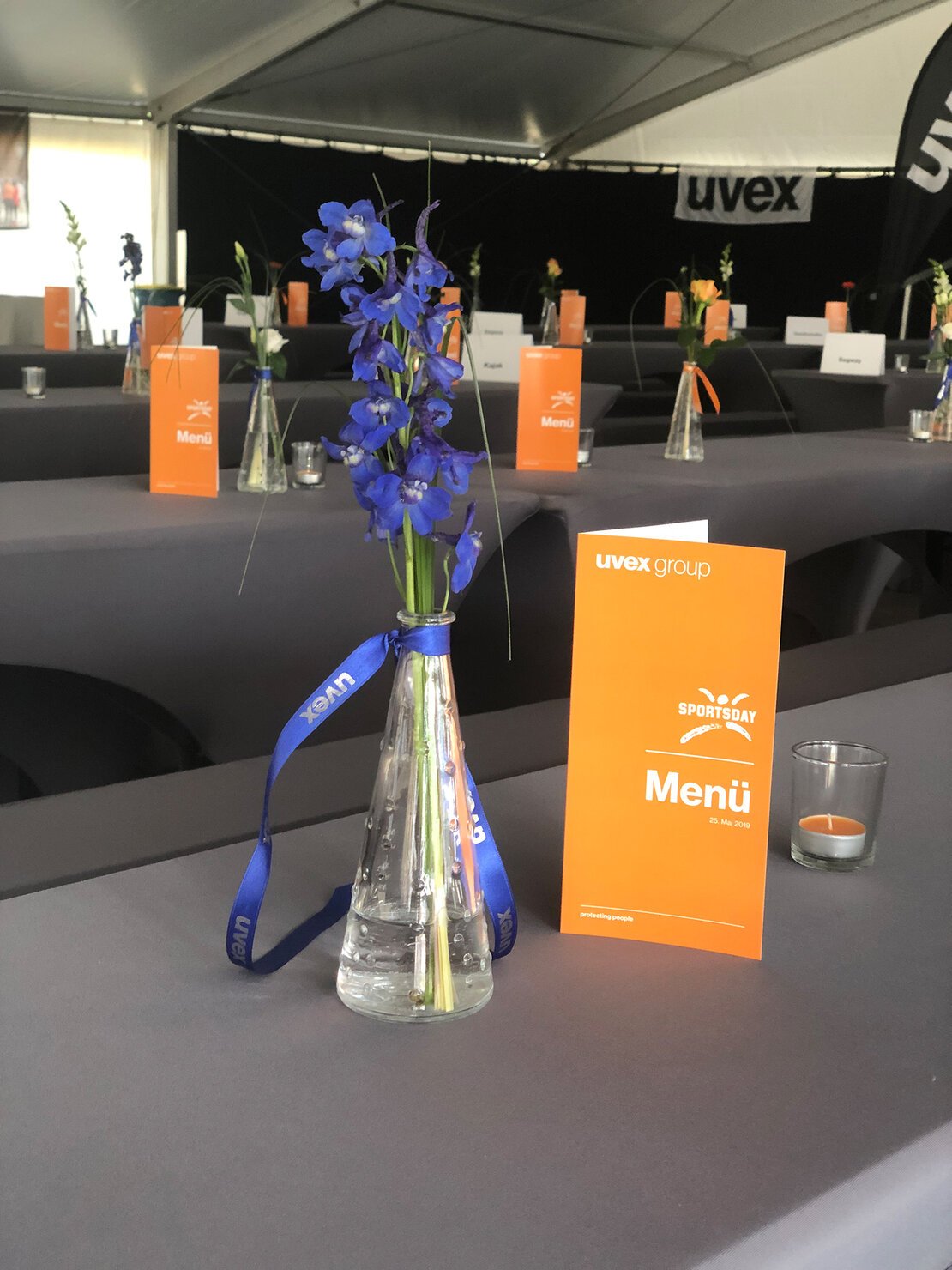 uvex-group-sportsday-dekoration-mit vase-und-blume-und-menükarte