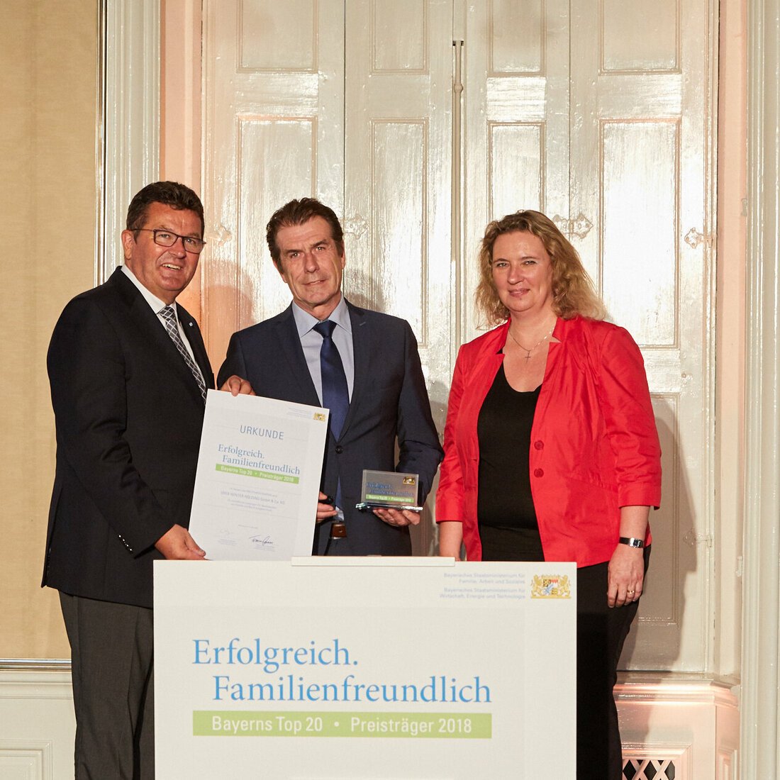 Bild-von-wirtschaftsminister-franz-josef-pschierer-und-arbeits-und-familienministerin-kerstin-schreyer-mit-johann-engelmann-personalleiter-der-uvex-winter-holding