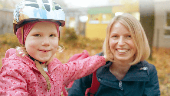 Betriebliches Gesundheitsmanagement Familienpolitik bei der uvex group Mutter mit Kind