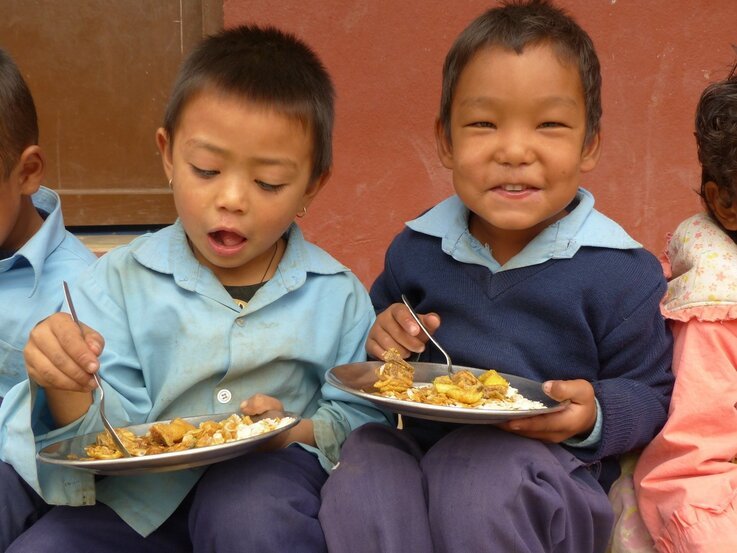 Nepalhilfe-im-kleinen-Rahmen-Jungen-essen