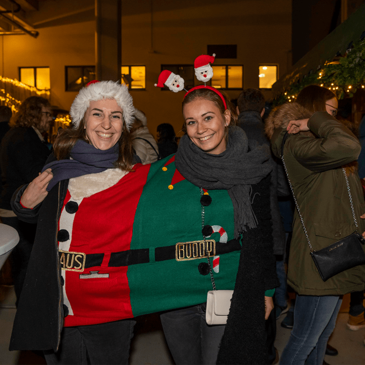 uvex group ugly sweater contest Mitarbeiterinnnen bei der Weihnachtsfeier