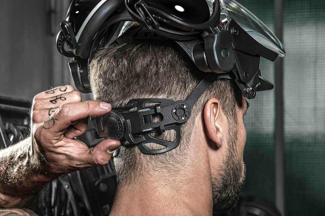 uvex pheos faceguard komfortabler Gesichtsschutz Das Visier wird stufenlos arretiert und liegt in seiner Ruheposition sehr zentral über dem Kopf.