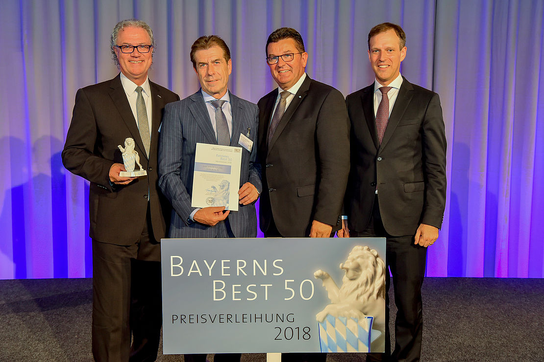 uvex-group-mitarbeiter-mit-bayerns-best-50-auszeichnung-in-der-hand