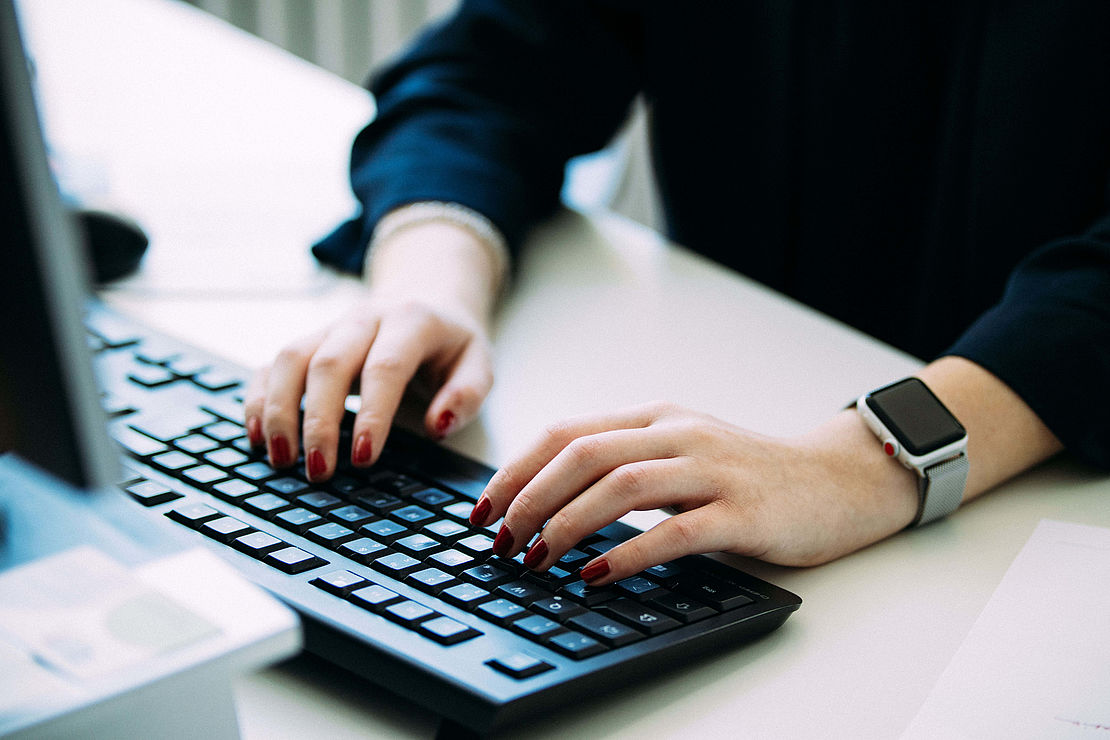 ausbildung-industriekaufmann-uvexgroup-laptop