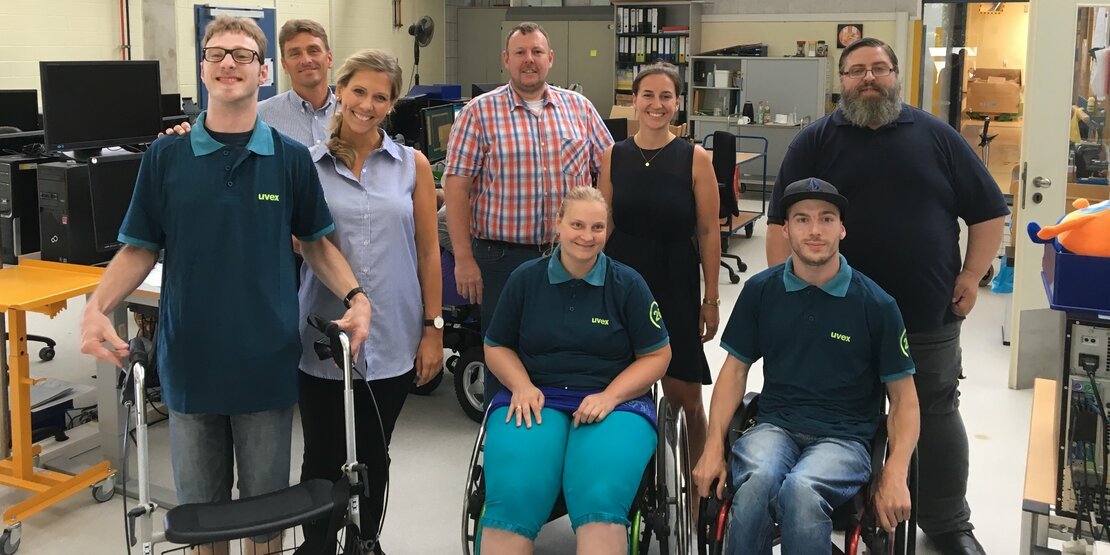 gruppenbild-mit-den-mitarbeiter-aus-den-boxdorfer-werkstätten-und-zwei-mitarbeitern-der-uvex-group