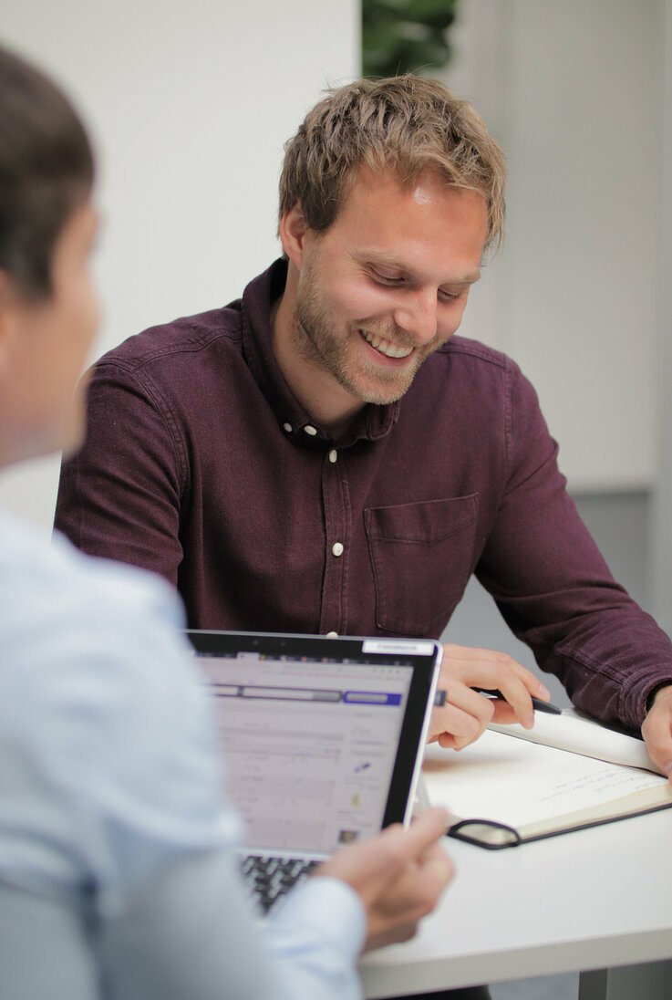 Gespräch zwischen Mitarbeitern der uvex group Personalentwicklung