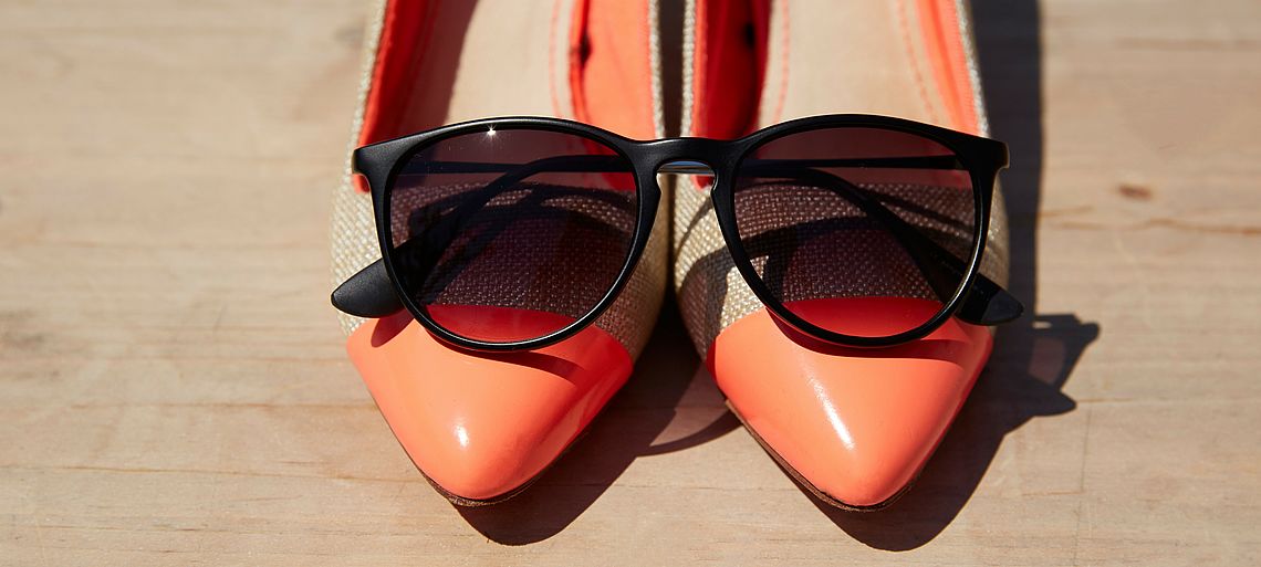 Schwarze Panto Sonnenbrille auf Ballerinas