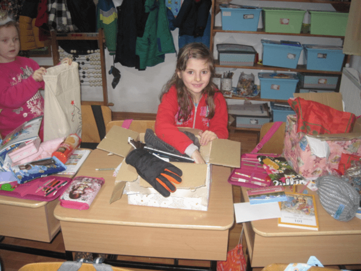 kind-cifo-beim-geschenke-auspacken-von-der-rainer-winter-stiftung