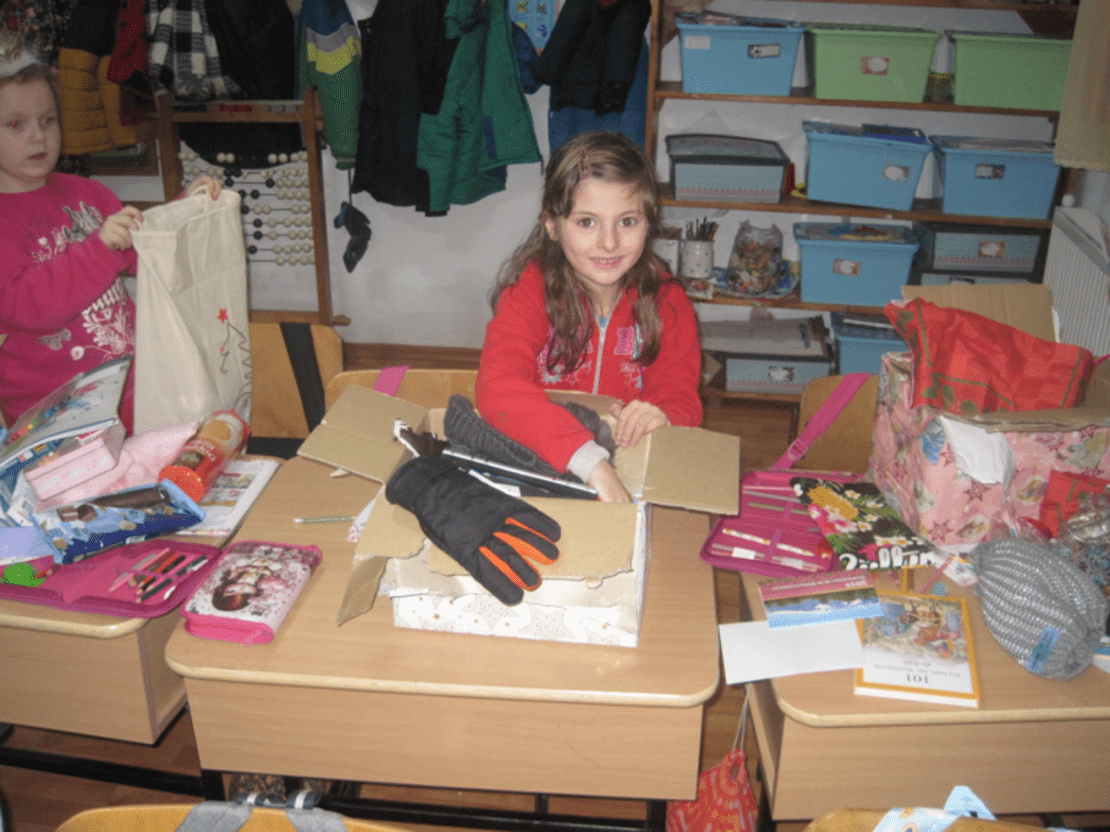 kind-cifo-beim-geschenke-auspacken-von-der-rainer-winter-stiftung