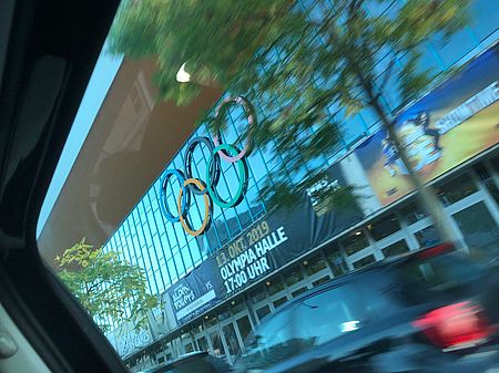 Olympia-Halle-Innsbruck-ÖSV-Einkleidung-uvex-athleten