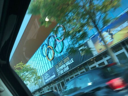 Olympiahalle-Innsbruck-ÖSV-Einkleidung-uvex-athleten