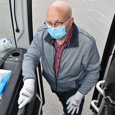 kierowca autobusu w rękawicach przeciwwirusowych uvex