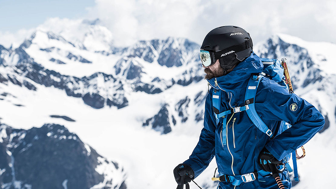 Project manager, dad, skier Freerider Bastian Huber in front of mountain panorama