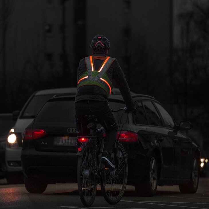 Mehr Sicherheit auf dem Fahrrad und im Straßenverkehr: mit der aktiven Leuchtweste von uvex