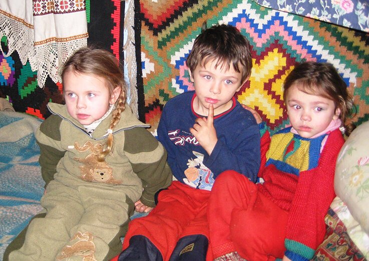 Für Kindern in Rumänien ermöglicht die Rainer Winter Stiftung den Besuch einer Schule.