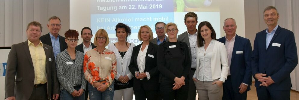 gruppenbild-aller-teilnehmer-der-ihk-mittelfranken-veranstaltung-zum-thema-suchtberatern-im-alltag