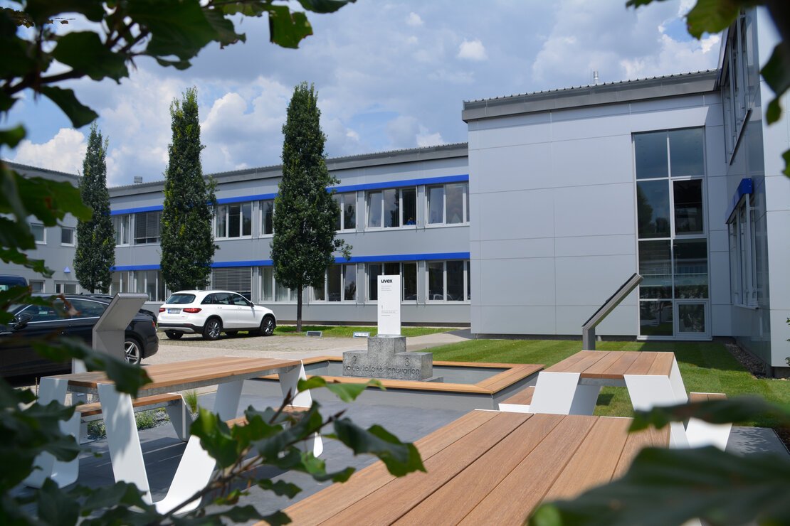 die-uvex-group-kommunikationsinsel-mit-dem-uvex-safety-gebäude-im-hintergrund-am-standort-fürth