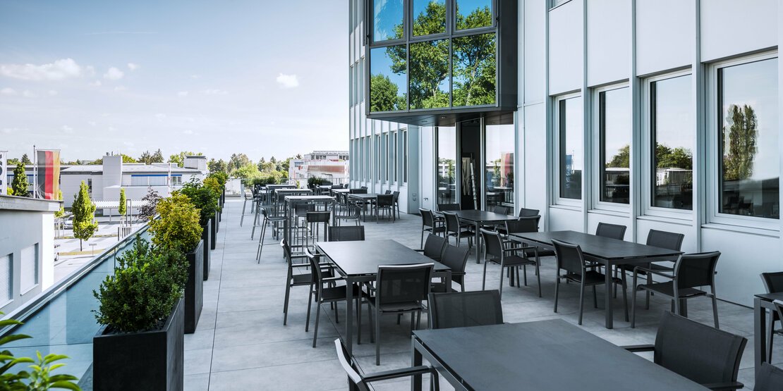 Terasse der Kantine uvexeria bei der uvex group in Fürth