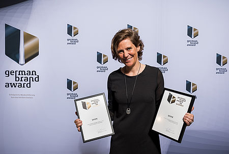 Bild 1 Dagmar Hugenroth nimmt den German Brand Award entgegen