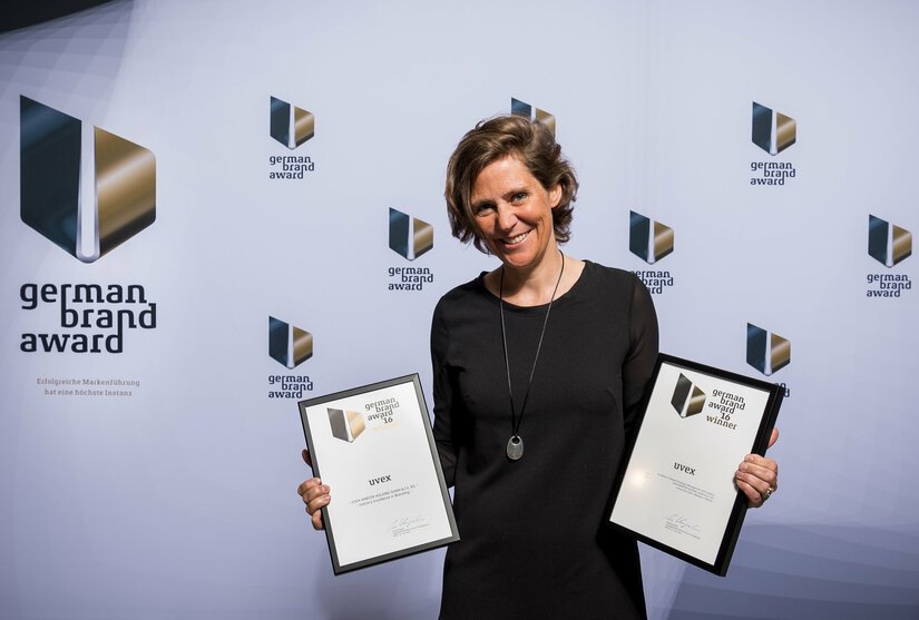 Dagmar Hugenroth nimmt den German Brand Award entgegen