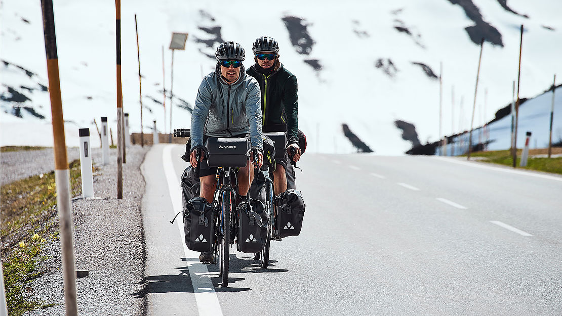 Eis & Palmen Two cyclists on the road