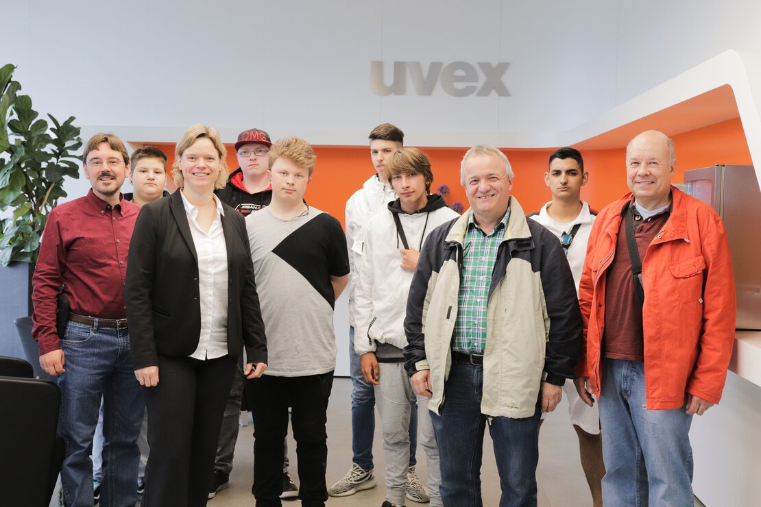 uvex-group-werksführung-am-standort-fürth-für-die-noris-arbeit-ggmbh-gruppenfoto-aller-teilnehmer