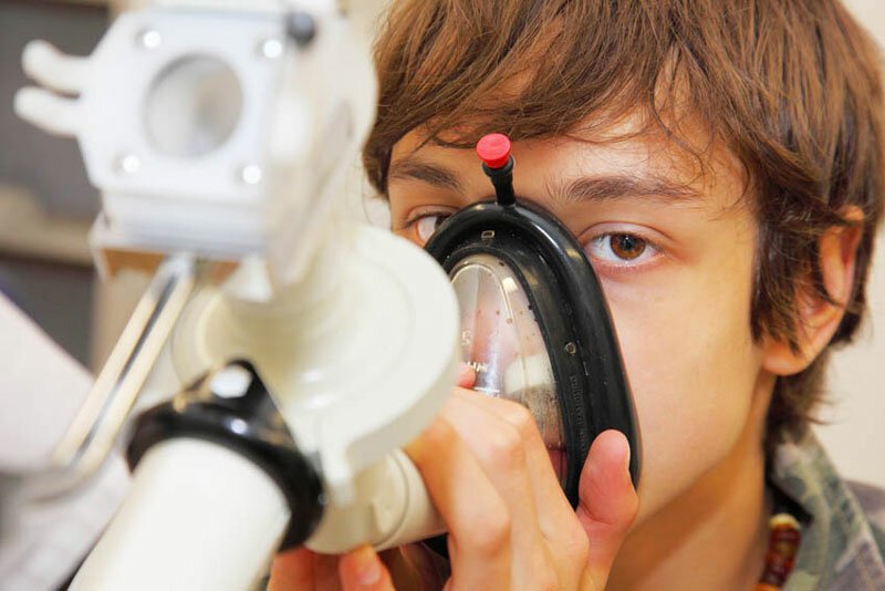 Ein Junge inhaliert: Chronisch kranke Kinder erhalten im CJD Berchtesgaden, auf 1.000 m Höhe gelegen, die Möglichkeit einer Therapie.