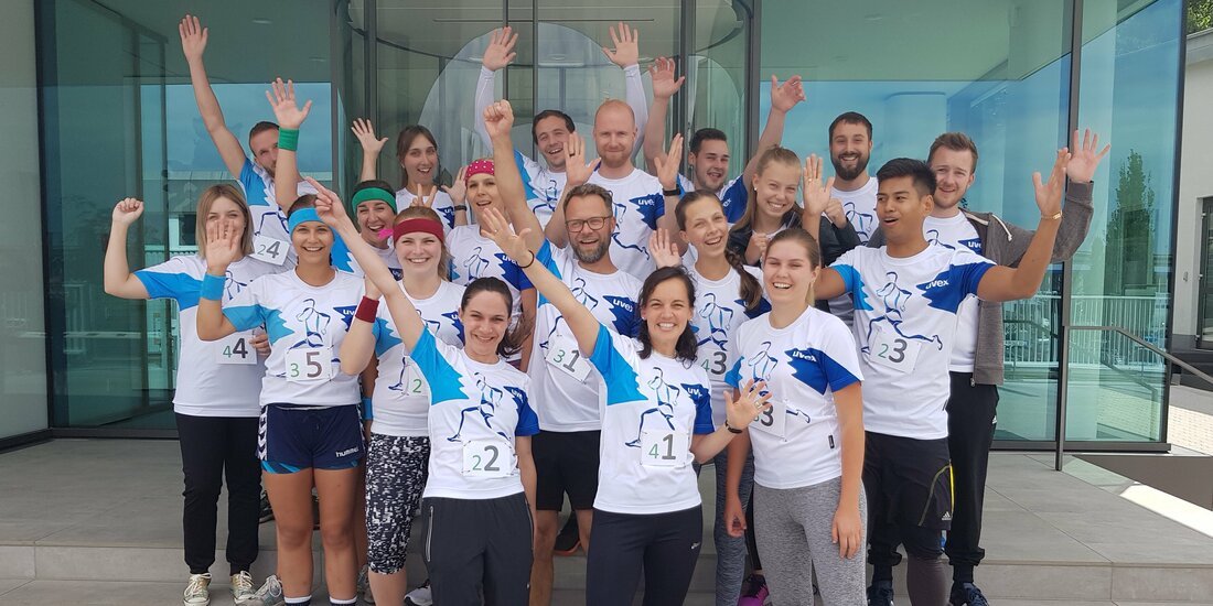 gruppenbild-aller-teilnehmer-der-uvex-group-am-firmenbiathlon-in-fürth