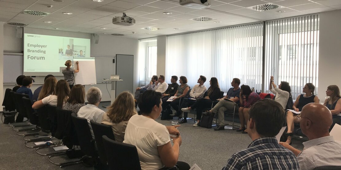alle-teilnehmer-des-employer-branding-forums-der-uvex-group-auf-ihren-plätzen-und-bereit-für-das-forum