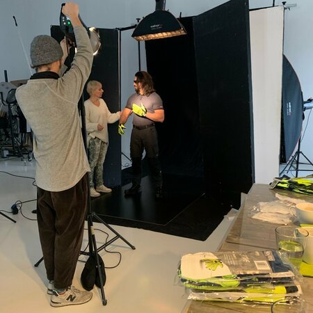 vorbereitung-für-das-nächste-setting-beim-fotoshooting-der-uvex-safety-group