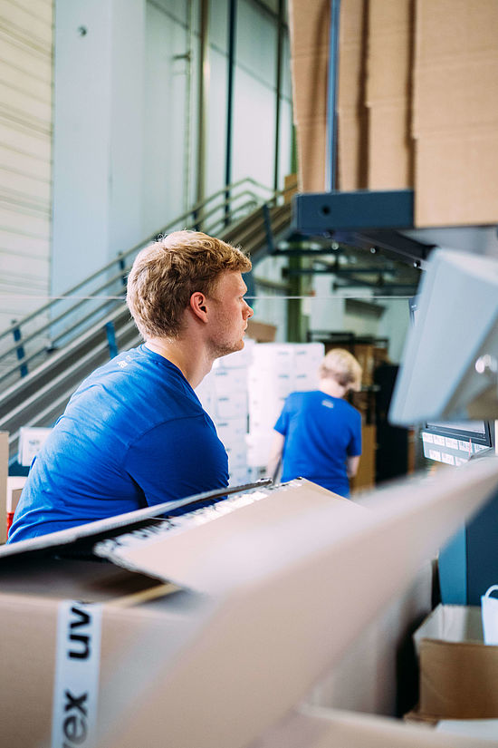 versand-verpackung-lager-safety-logistic-azubi