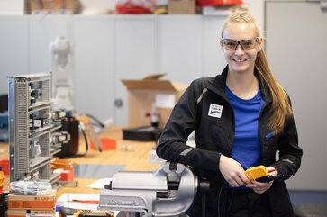 Ausbildung-Elektroniker-vor-Schaltkasten-uvexgroup