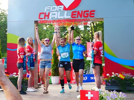 Mitarbeiterinnen-der-uvex-group-Laufen-durch-ziel-bei-datev-challenge-roth-triathlon
