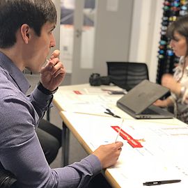 ein-uvex-group-mitarbeiter-bei-der-abgabe-seiner-spende