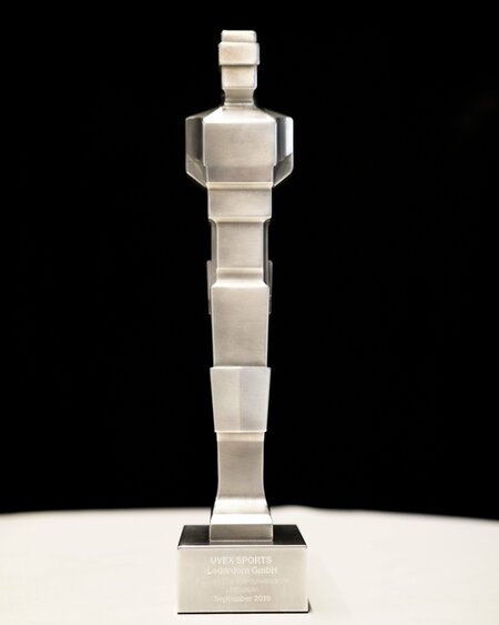 proud-people-oscar-uvex-für-50-jahre-werk-lederdorn-statue-aus-silber