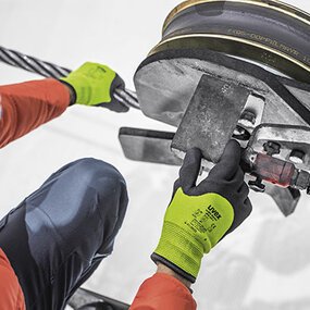Robust cut protection for cold working conditions Robust cut protection for cold working conditions
