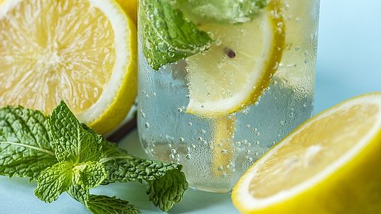 wasser-mit-minze-und-zitrone
