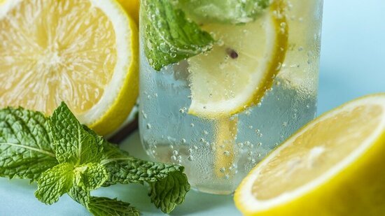 wasser-mit-minze-und-zitrone