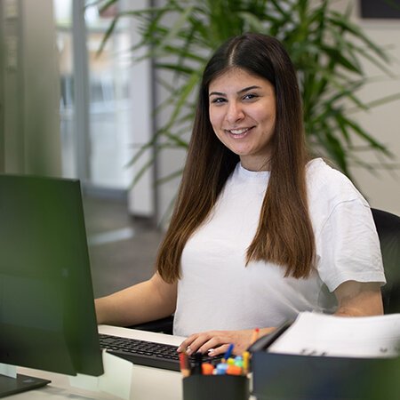 Ceren-Azubi-chemiefachkraft-arbeitet-am-schreibtisch