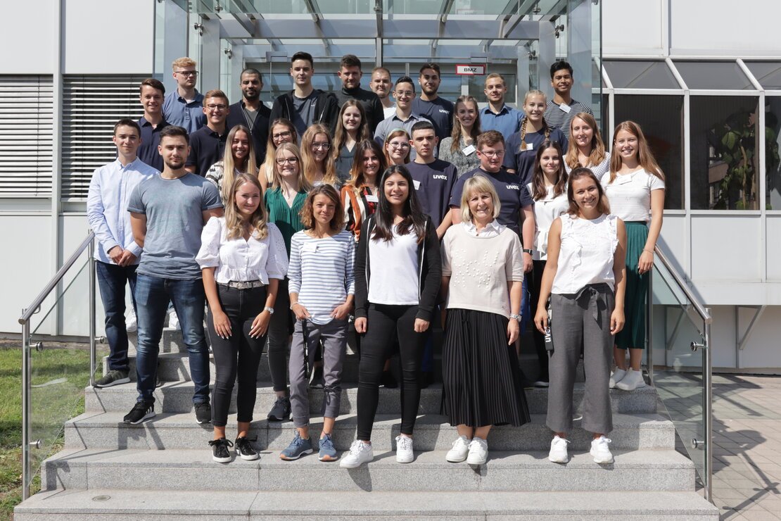 neue-uvex-azubis-vor-der-uvex-academy-an-ihrem-ersten-tag